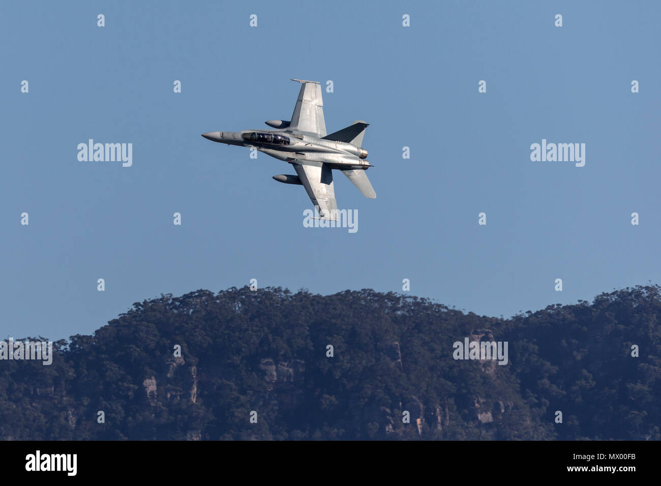 Royal Australian Air Force (RAAF) McDonnell Douglas F/A-18B Hornet jet un21-110 battenti. Foto Stock