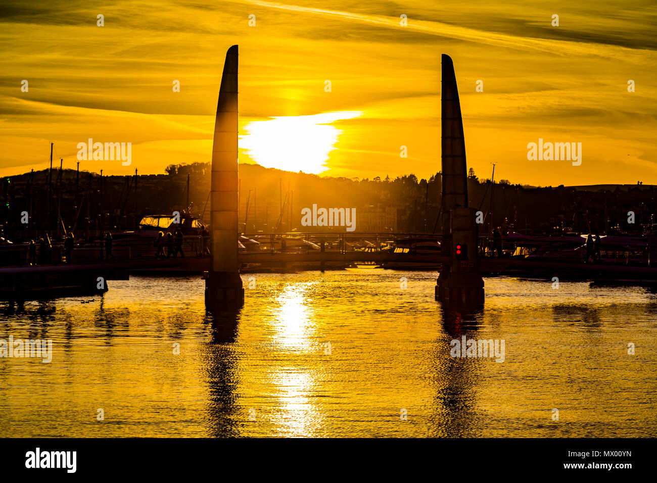 Notte tramonto su Torquay Marina nel Devon con ponte sollevato. Foto Stock