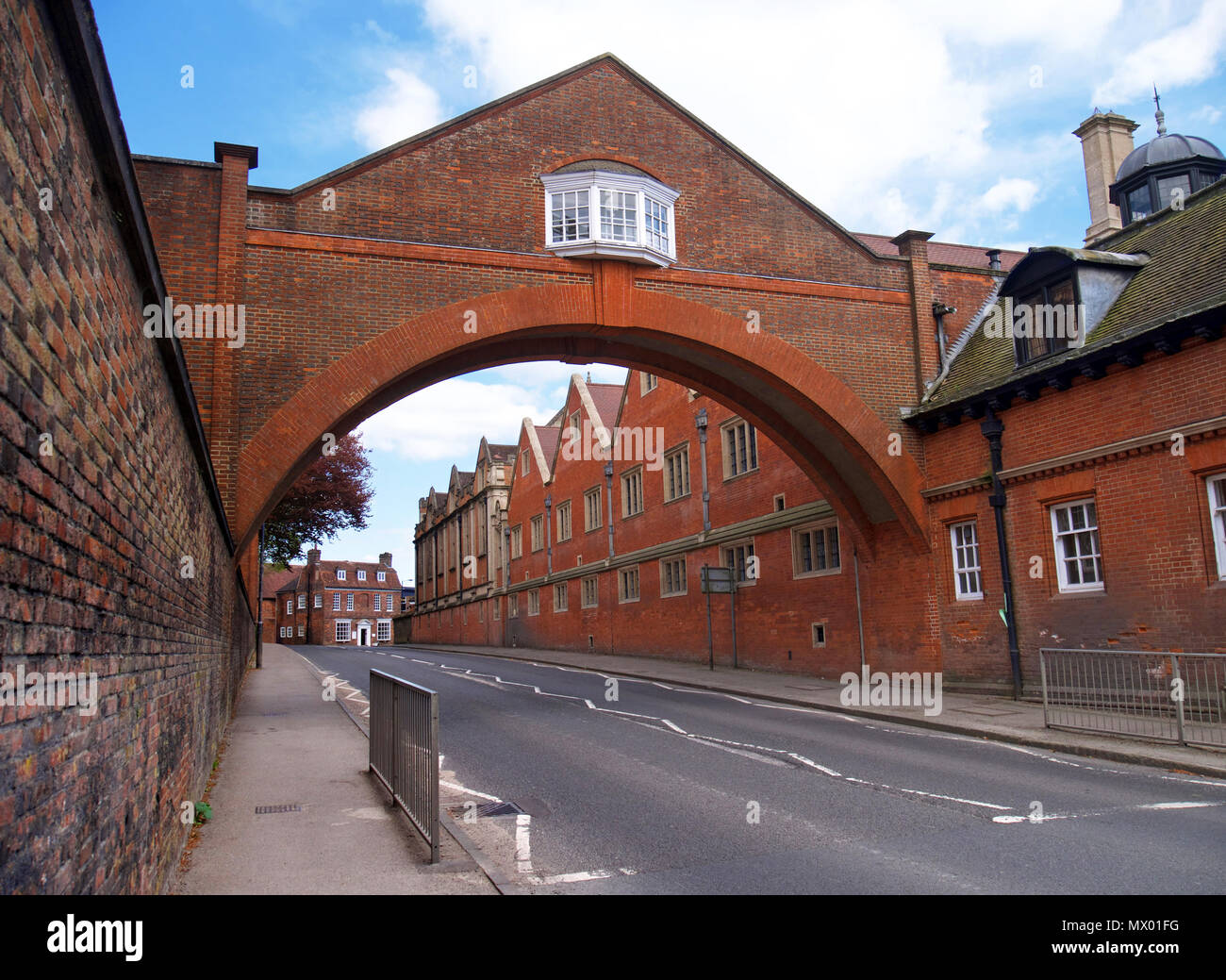 Arcata su strada che collega i due lati del Marlborough College, Wiltshire Foto Stock