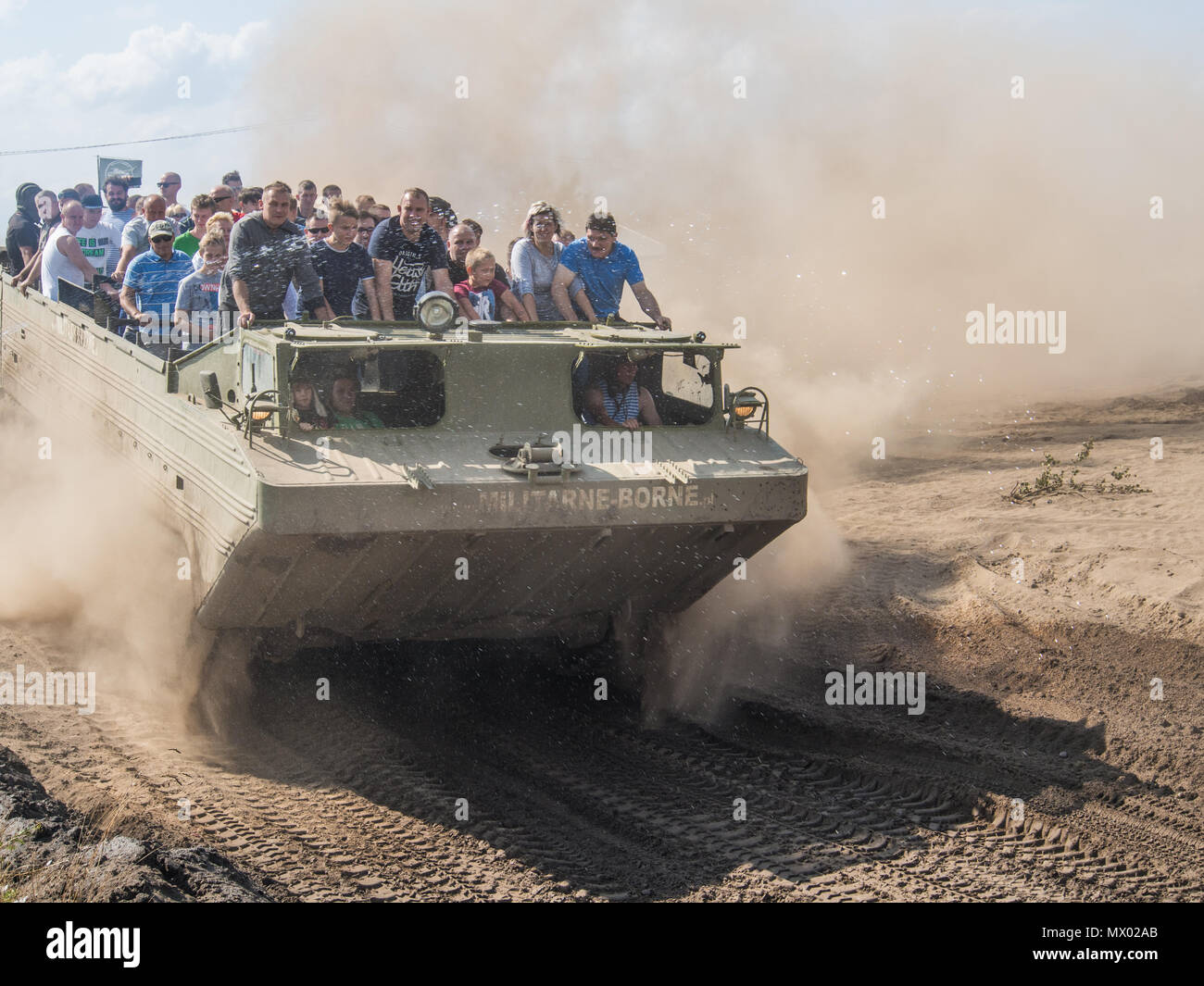 Borne Sulinowo, Polonia - Agosto 23, 2015: militare veicolo blindato porta i turisti intorno al campo di allenamento Foto Stock