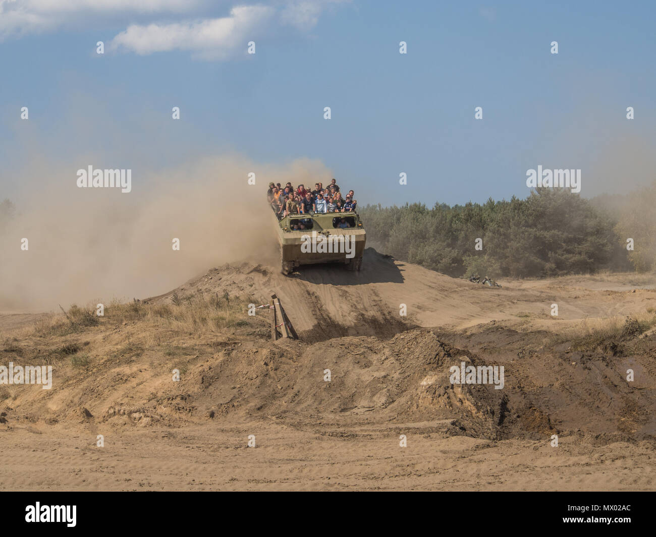 Borne Sulinowo, Polonia - Agosto 23, 2015: militare veicolo blindato porta i turisti intorno al campo di allenamento Foto Stock