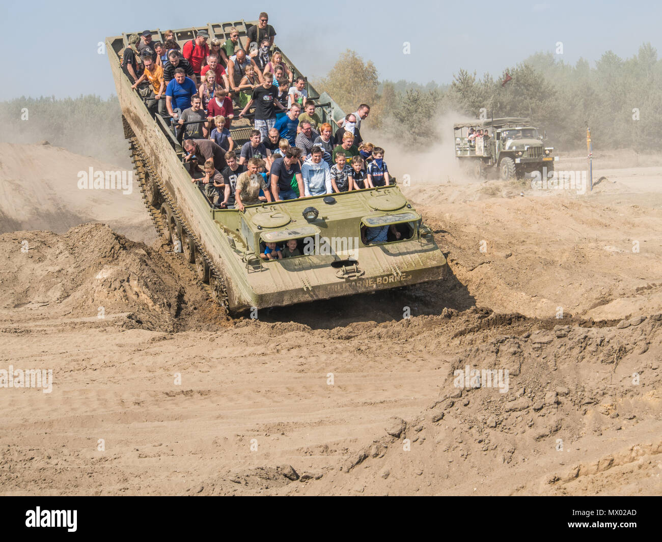 Borne Sulinowo, Polonia - Agosto 23, 2015: militare veicolo blindato porta i turisti intorno al campo di allenamento Foto Stock