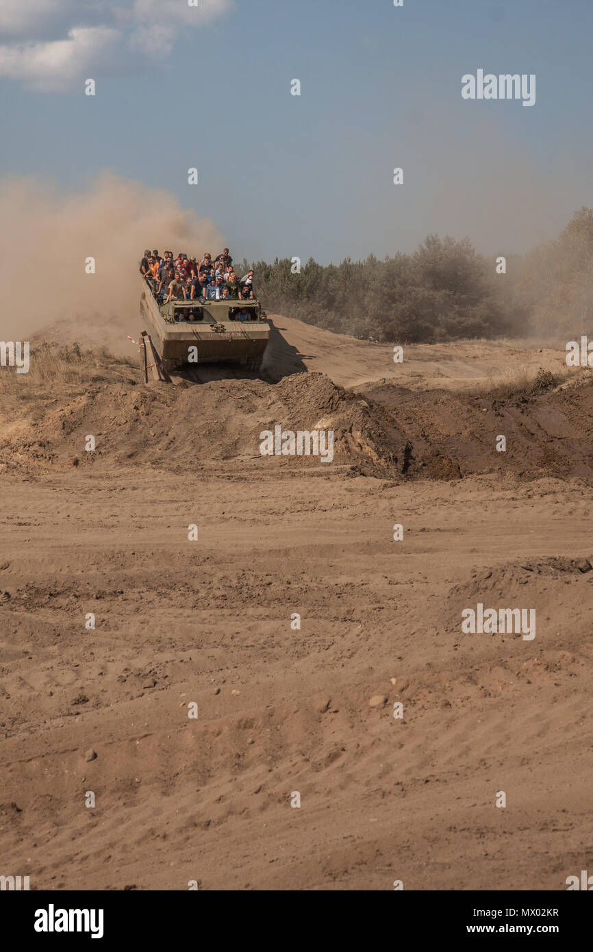 Borne Sulinowo, Polonia - Agosto 23, 2015: militare veicolo blindato porta i turisti intorno al campo di allenamento Foto Stock
