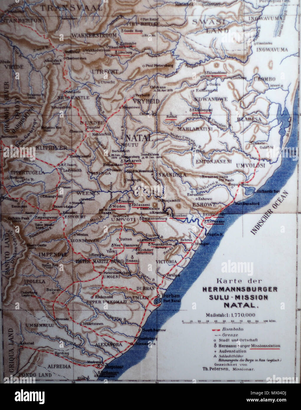 . Inglese: Mappa della colonia di Natal, Sudafrica Deutsch: Karte der Hermannsburger missione in Natal . Natal, das an der Ostküste Südafrikas liegt, 1910 gehört zum britischen Kolonialreich. Mehr als 50 Jahre sind die Missionare aus Hermannsburg dort Vor Ort und haben zahlreiche Niederlassungen gegründet. Aus diesem Grund tragen viele Orte hier die gleichen Namen wie Gemeinden und Städte in Bassa Sassonia. 1910. Ev.-Luth. Missionswerk in Niedersachsen 439 Natal 1910 BomannMuseum@20150903 Foto Stock
