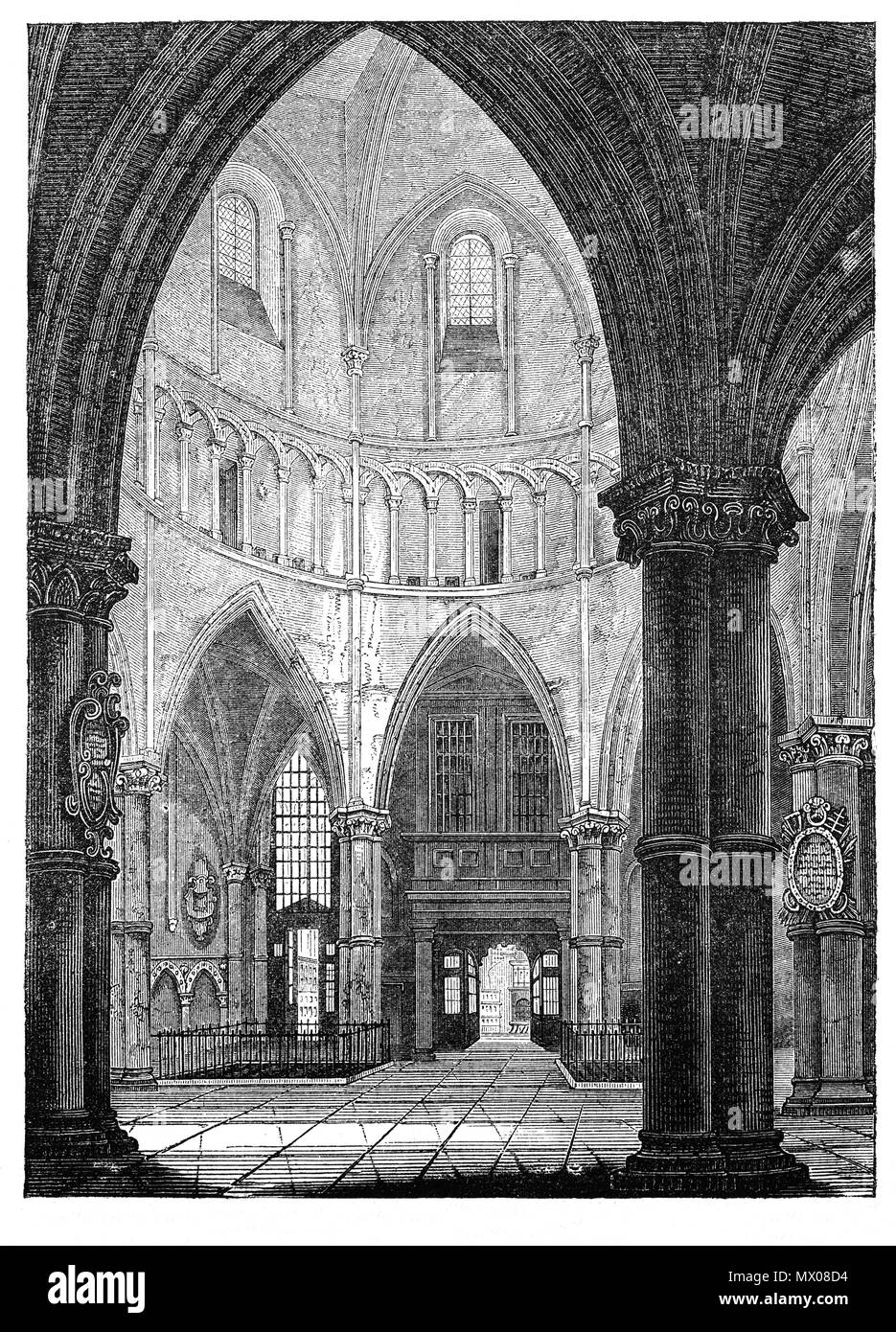 Il Tempio la Chiesa è un fine dalla chiesa del XII secolo nella città di Londra situato tra Fleet Street e il fiume Tamigi, costruita dai Cavalieri Templari come loro quartier generale inglese ed è famoso per essere una chiesa rotonda, una comune caratteristica di progettazione per cavalieri templari chiese e per il XIII e il XIV secolo di pietra effigi. Foto Stock