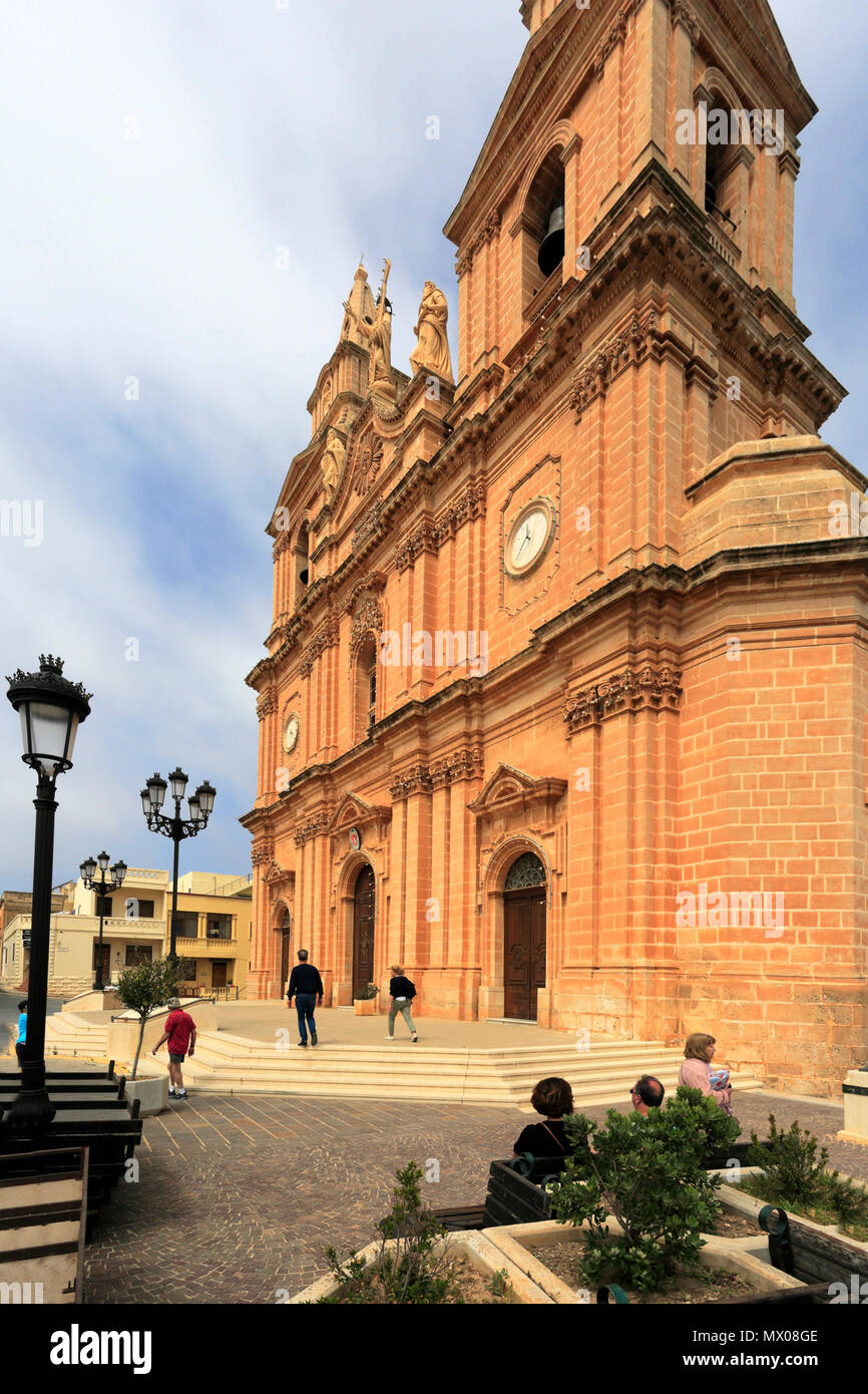Vista estiva della chiesa parrocchiale della città di Mellieha, Malta. Foto Stock