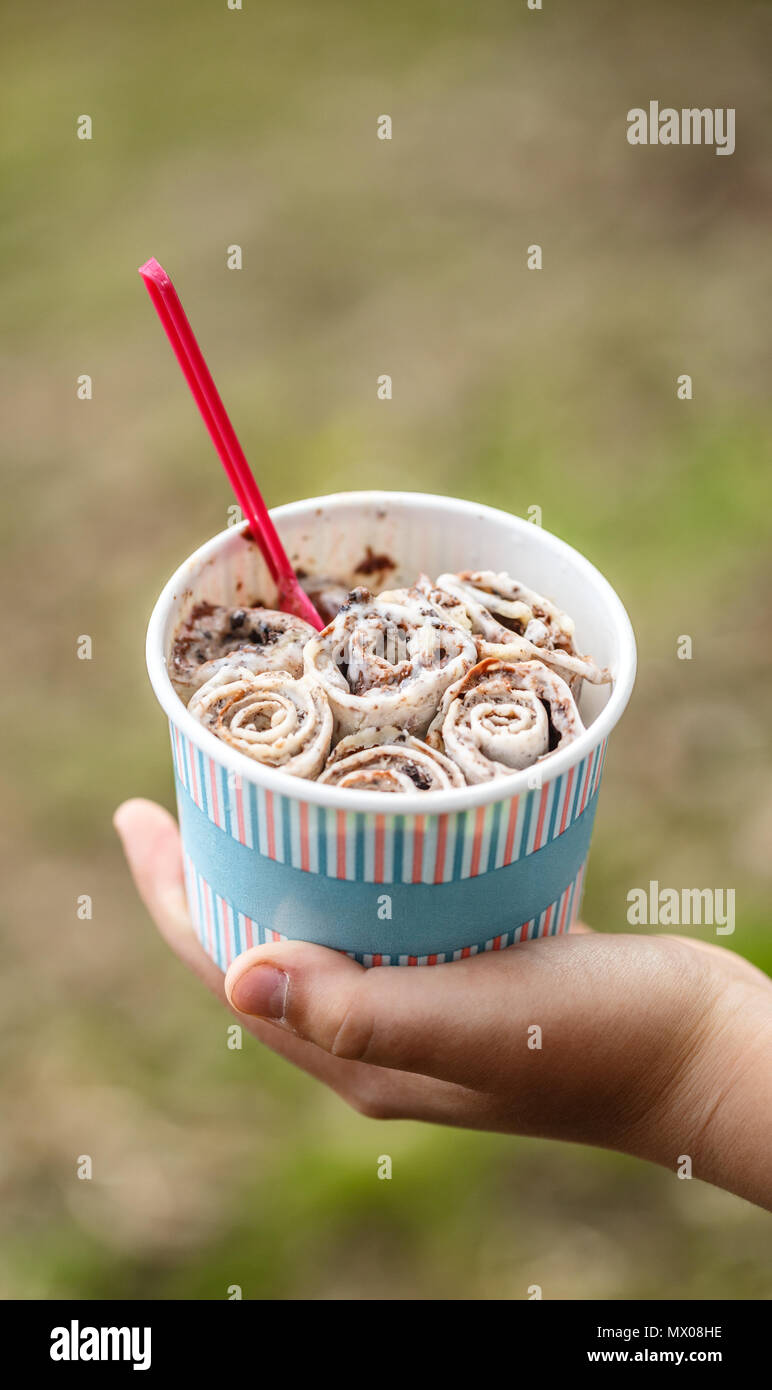 Mani coppa di ritegno con laminati thai gelato Foto Stock