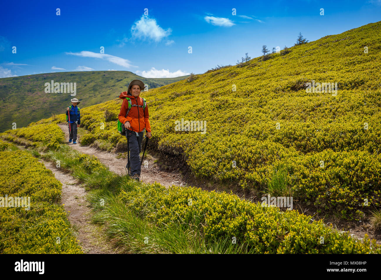 Bambini Escursioni in montagna rumena, essi sono a piedi dal sentiero escursionistico Foto Stock