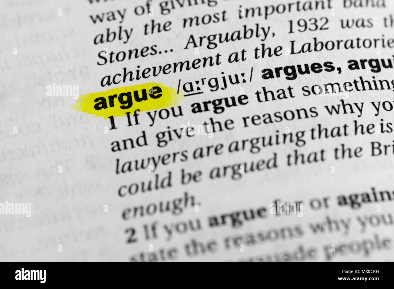 Sottolineato parola inglese 'sostengono' e la sua definizione nel dizionario. Foto Stock