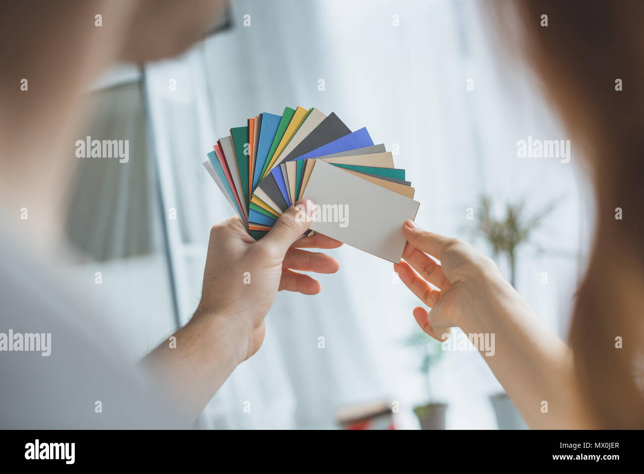 Ritagliato colpo di giovane scegliendo colori mentre il rinnovamento di appartamento Foto Stock