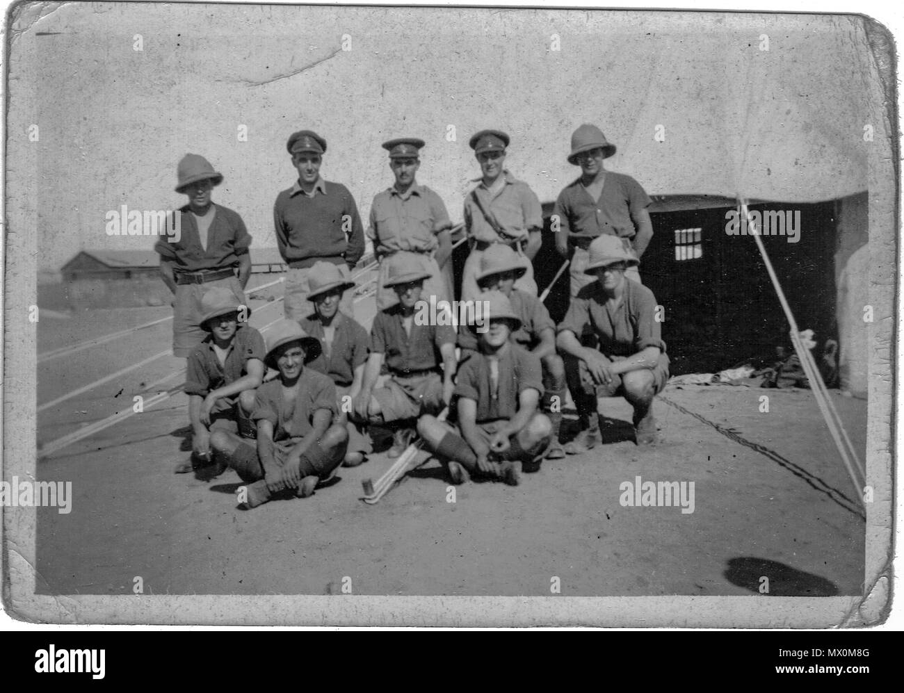 Soldati del 68th Medium Regiment, Royal Artillery Regiment, Eighth Army, Western Desert Campaign, Libia, campagna del Nord Africa, 1941 Foto Stock