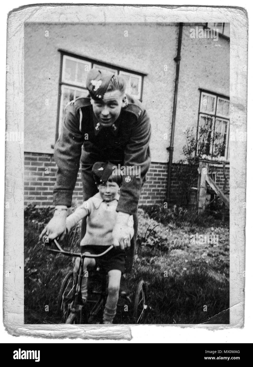 Soldier home su di lasciare con il suo fratello più giovane, prima che la voce off per il Medio Oriente nel 1940, UK, seconda guerra mondiale Foto Stock
