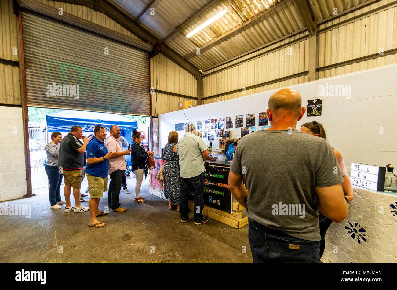 La BAA Brewing tocca la notte. Chepstow indipendenti craft ale tini di filtrazione detiene un mensile tocca la notte in modo che il pubblico può assaggiare le loro birre. Foto Stock