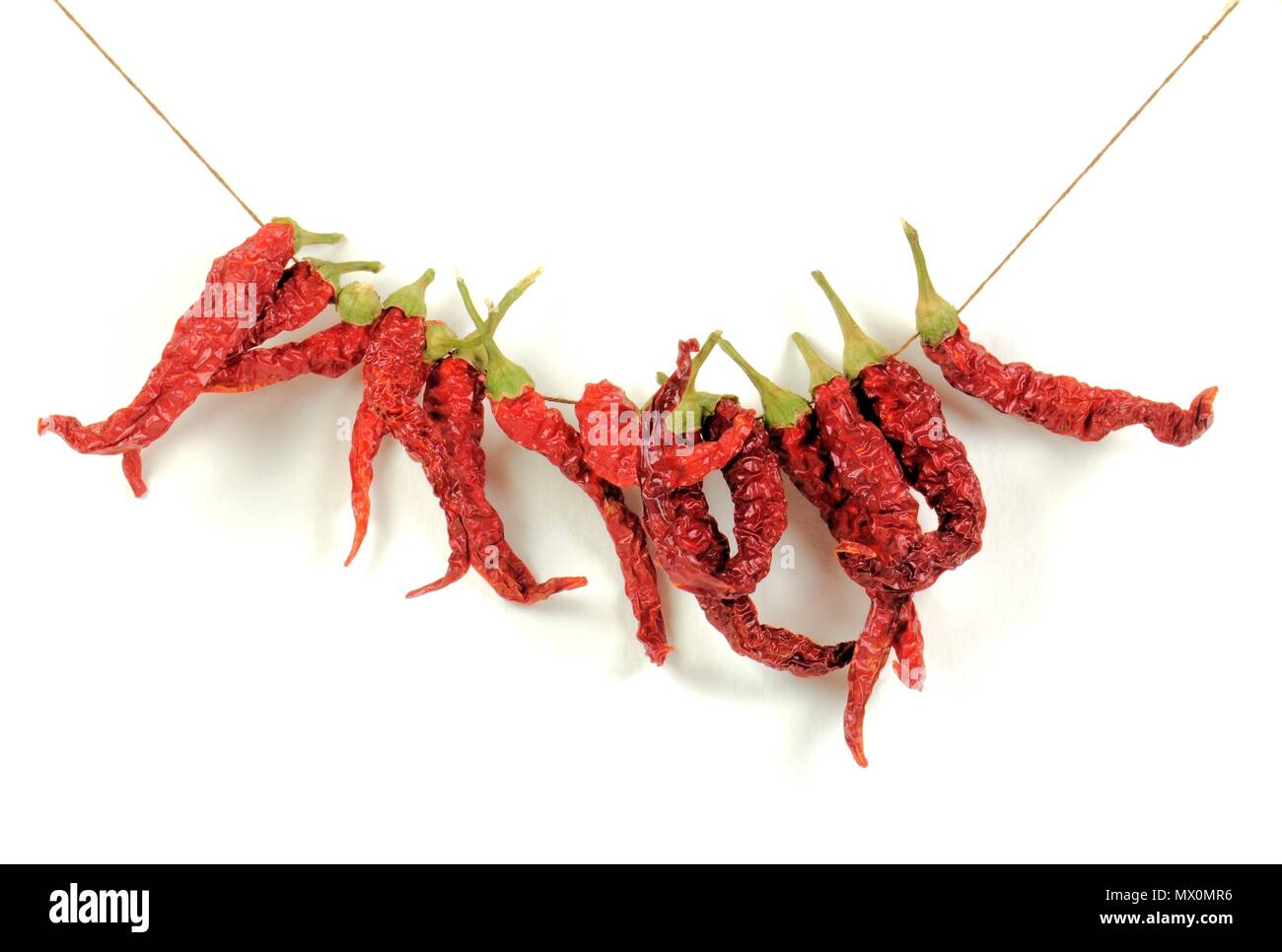 Dettaglio di una collana di peperoncini rossi Foto stock - Alamy