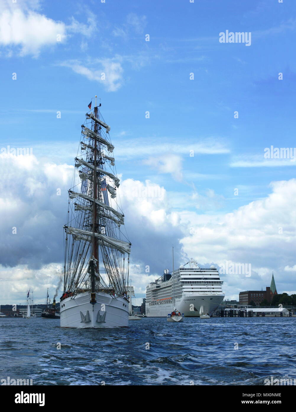 Impressionante windjammer parade nella baia di Kiel. Antivento in pelo sotto la vela. Singolarmente o in uno splendido panorama. Foto Stock