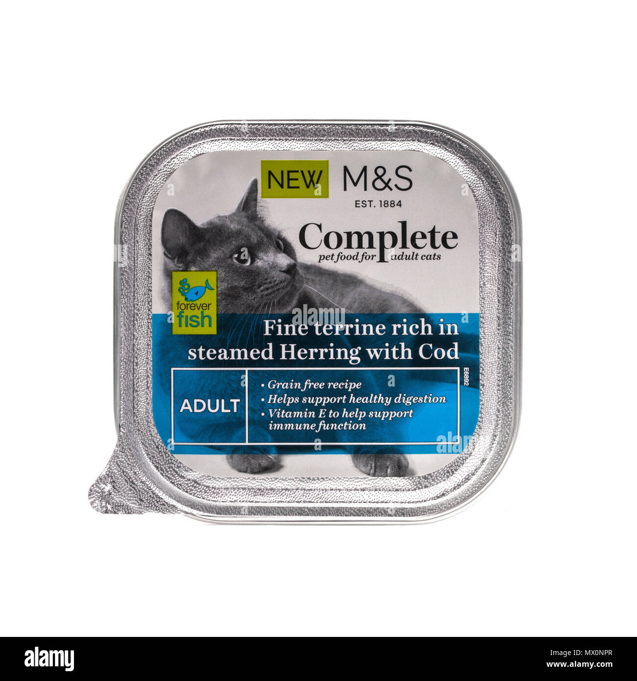 SWINDON, Regno Unito - 2 giugno 2018: Marks e Spencer completare gatto adulto il cibo cotto a vapore con aringa e il merluzzo bianco. Foto Stock