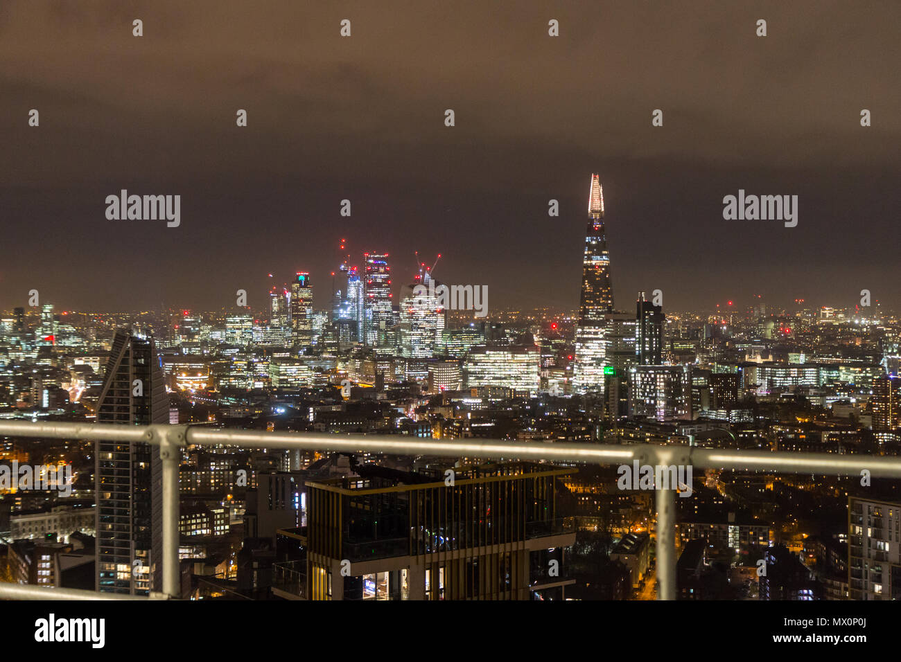 Vista della città di Londra di notte Foto Stock