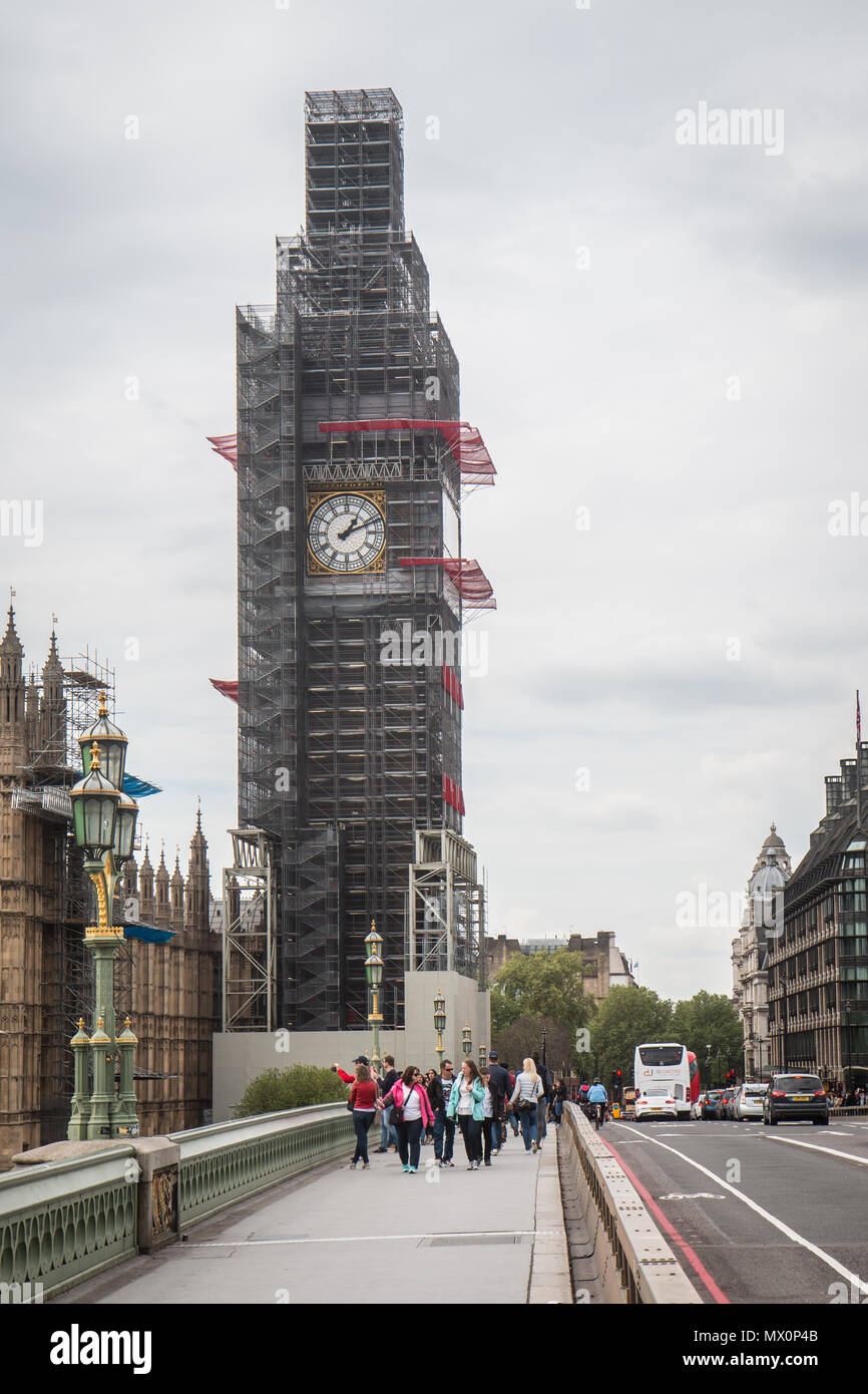 La torre di Elizabeth coperto di scaffholding durante i lavori di riparazione Foto Stock