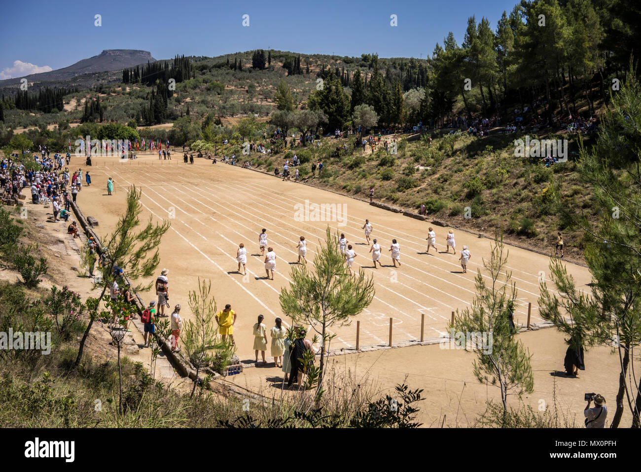 Guide di scorrimento in gara l'antico stadio di Nemea, Grecia, il 11 giugno 2016. Foto Stock