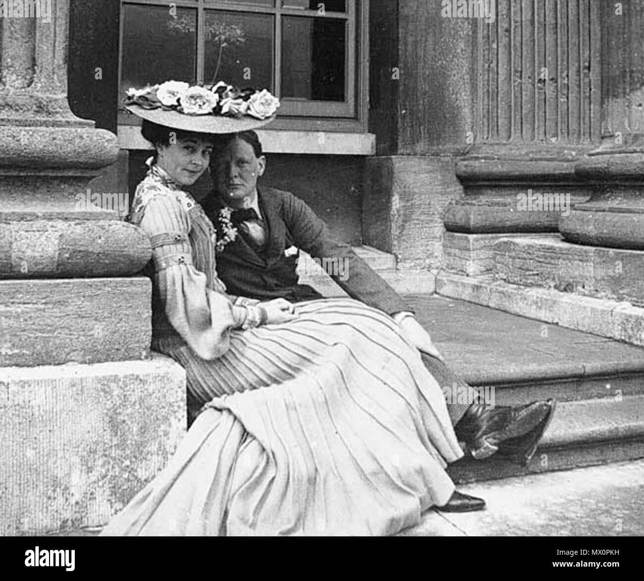 Inglese: Consuelo e Winston Churchill a Blenheim . 1902. Sconosciuto 142  Consuelo Vanderbilt mit Winston Churchill Foto stock - Alamy