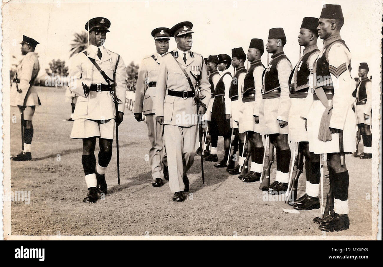. Inglese: egli è salito rapidamente attraverso i ranghi e stato promosso ad un assistente capo della polizia nel 1949, uno dei soli quattro africani per raggiungere tale rango a un periodo quando il fervore nazionalista era al suo apice e il governo coloniale visto ogni nigeriano con sospetto. Ha frequentato diversi corsi nel Regno Unito compresi Police College Ryton -on-Dunsome nel 1956, e ha proceduto alla Accademia di polizia Kincardine Scozia nel 1960. 21 Settembre 2014 07:22:23. Wole Soyinka 456 Olufunwa ispezione di una sfilata Foto Stock