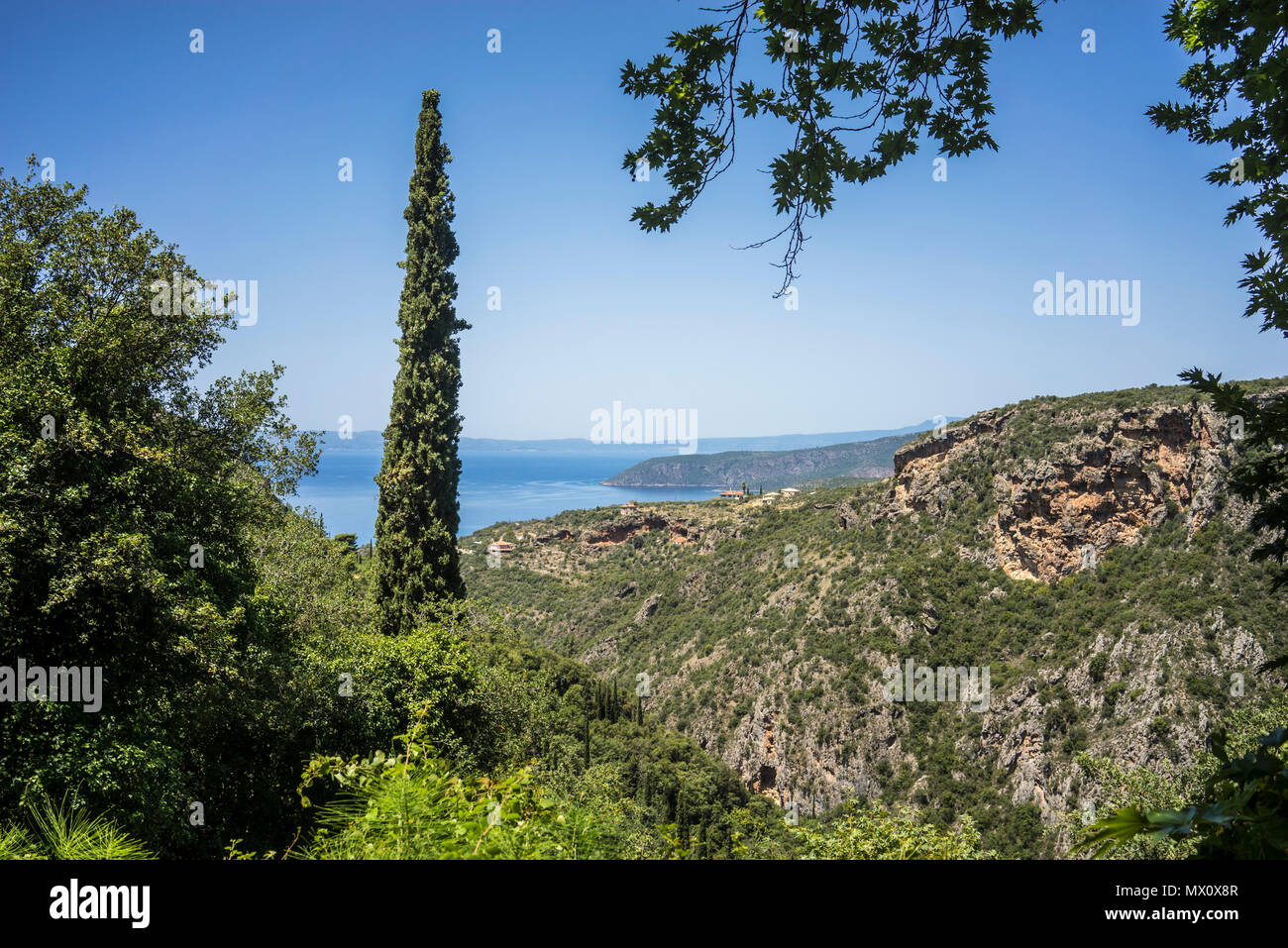 Una vista del Mare Mediterraneo da una montagna vicino a Kardamyli in Grecia il 16 giugno 2016. Foto Stock