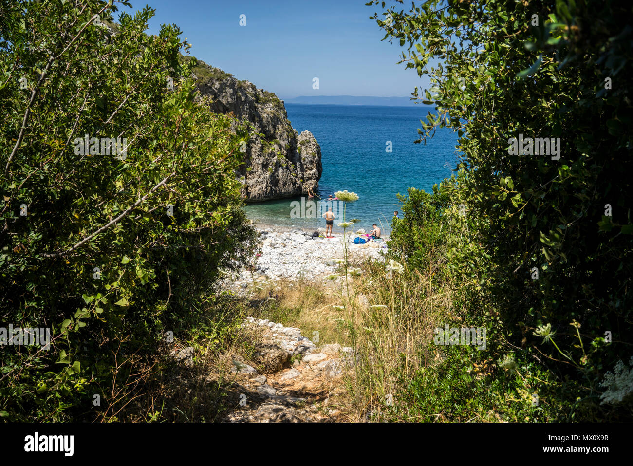 Una spiaggia in Kardamyli, Grecia il 12 giugno 2016. Foto Stock