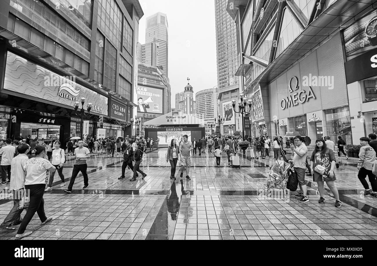 Chongqing Cina - Ottobre 03, 2017: affollata strada dello shopping nel centro cittadino di Chongqing in un giorno di pioggia. Foto Stock