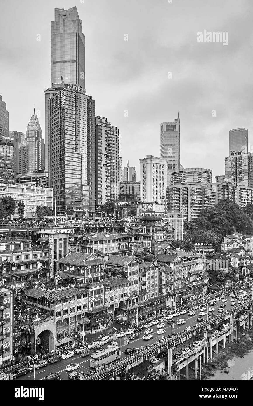 Chongqing Cina - Ottobre 03, 2017: skyline di Chongqing in un giorno di pioggia. La città è un centro economico del monte bacino dello Yangtze. Foto Stock