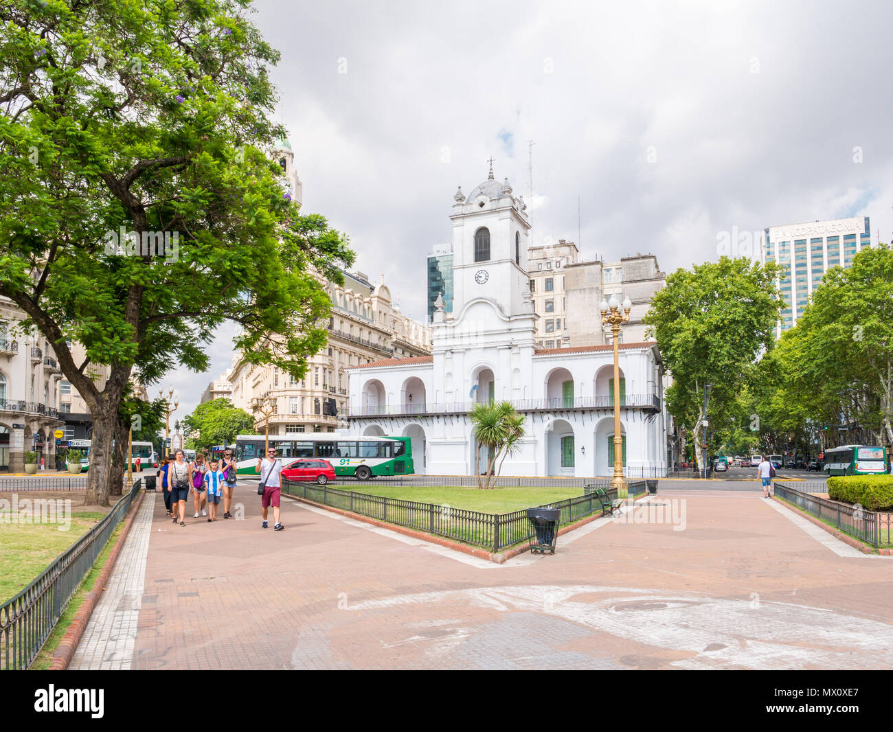 La gente camminare e Cabildo Museo su Plaza de Mayo di Monserrat quartiere nel centro di Buenos Aires, capitale dell'Argentina Foto Stock