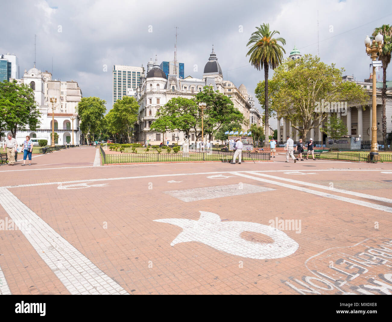 Le persone sulla piazza principale Plaza de Mayo di Monserrat quartiere della capitale Buenos Aires, Argentina Foto Stock