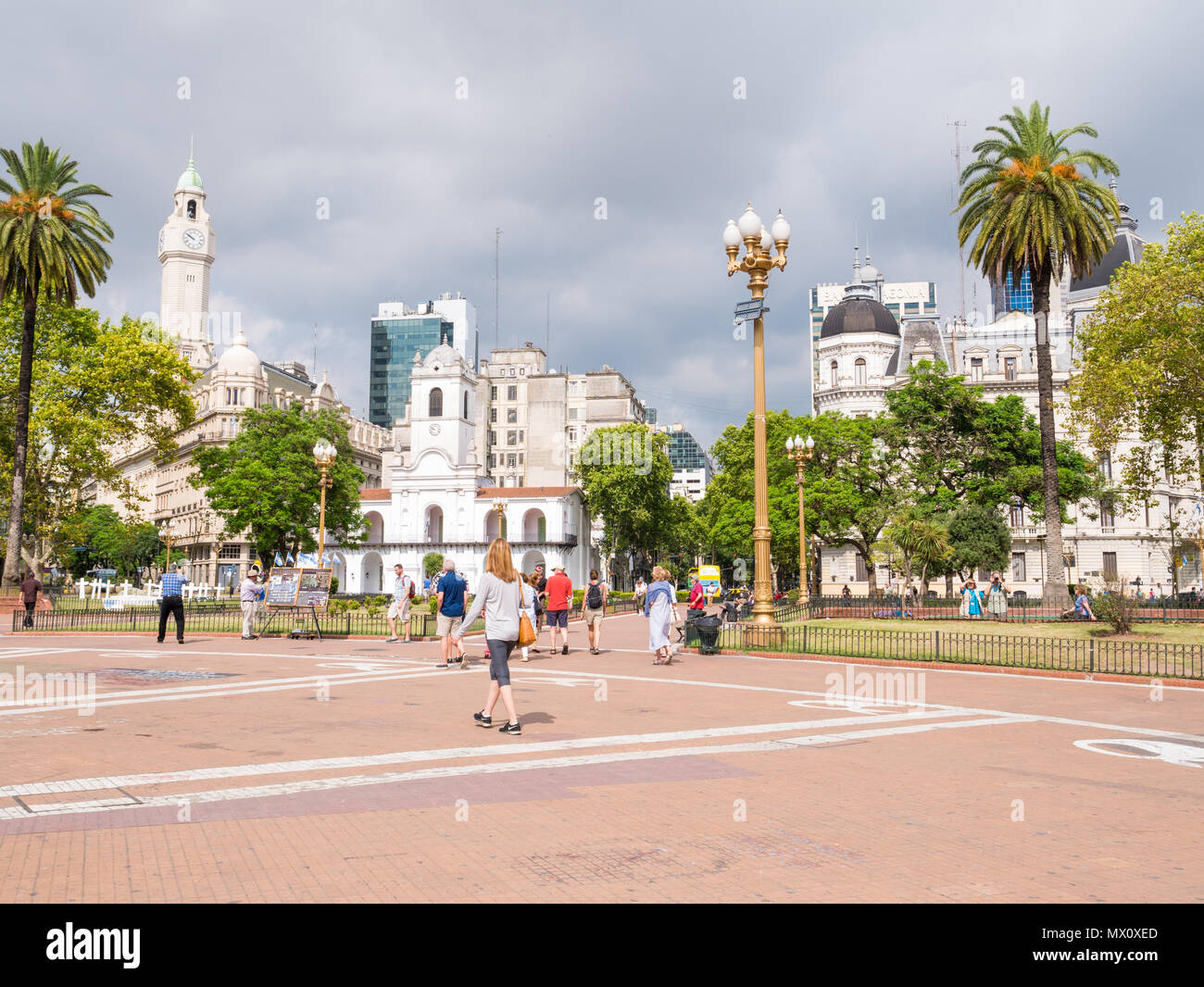 Le persone sulla piazza principale Plaza de Mayo e Cabildo edificio di Monserrat quartiere della capitale Buenos Aires, Argentina Foto Stock
