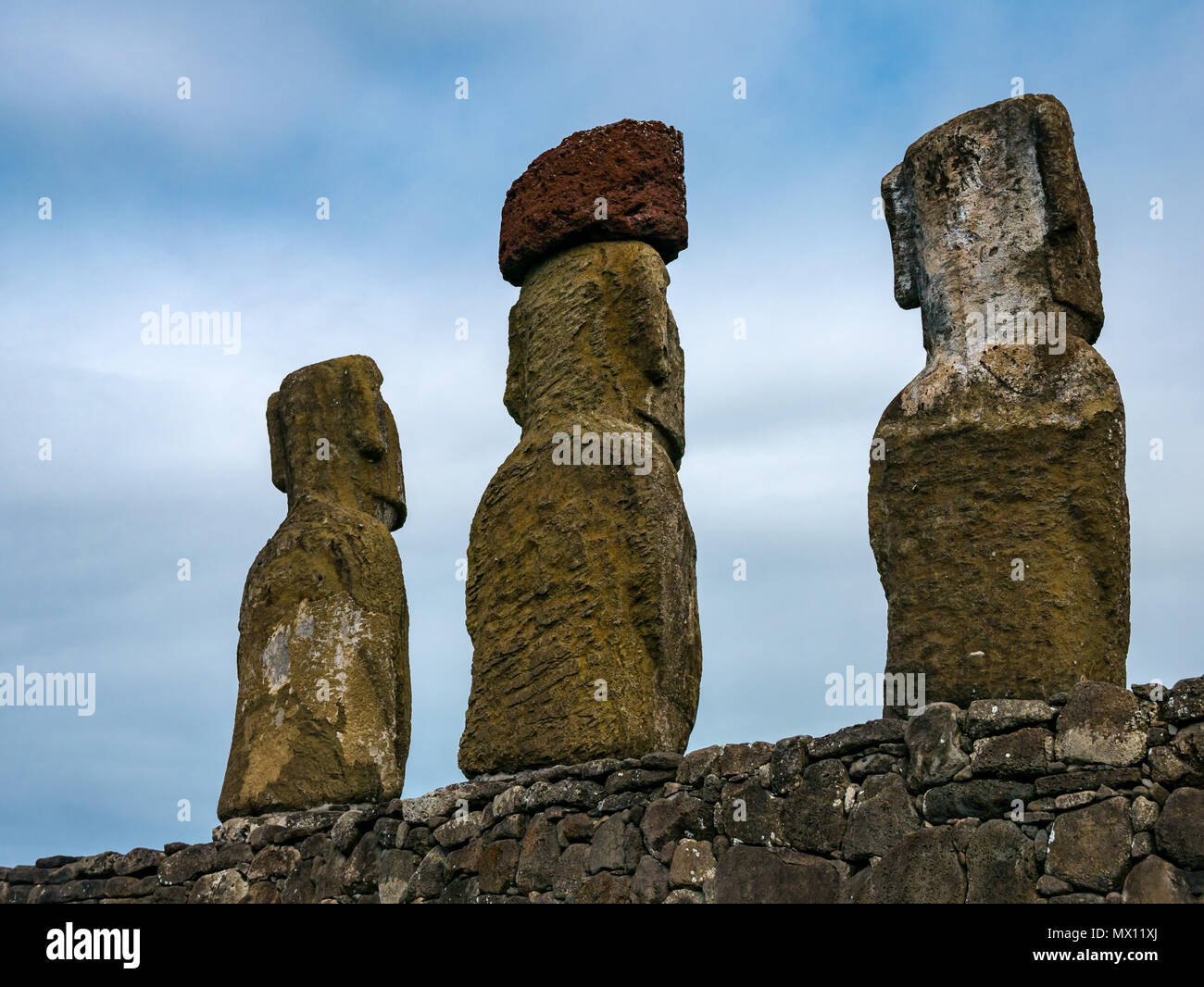 Close up Tongariki Moai, ricostruita più grande Ahu sito archeologico, con rosso scouria topknot, Isola di Pasqua, Rapa Nui, Cile Foto Stock