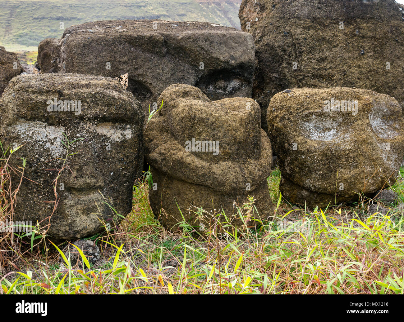 Rimanenti pietre cadute a Tongariki Moai, ricostruita più grande ahu, Isola di Pasqua, Rapa Nui, Cile Foto Stock
