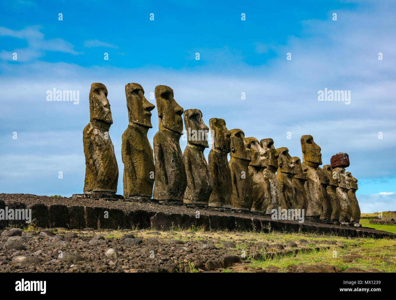 Tongariki Moai, ricostruita più grande Ahu sito archeologico, con rosso scouria topknot, Isola di Pasqua, Rapa Nui, Cile Foto Stock