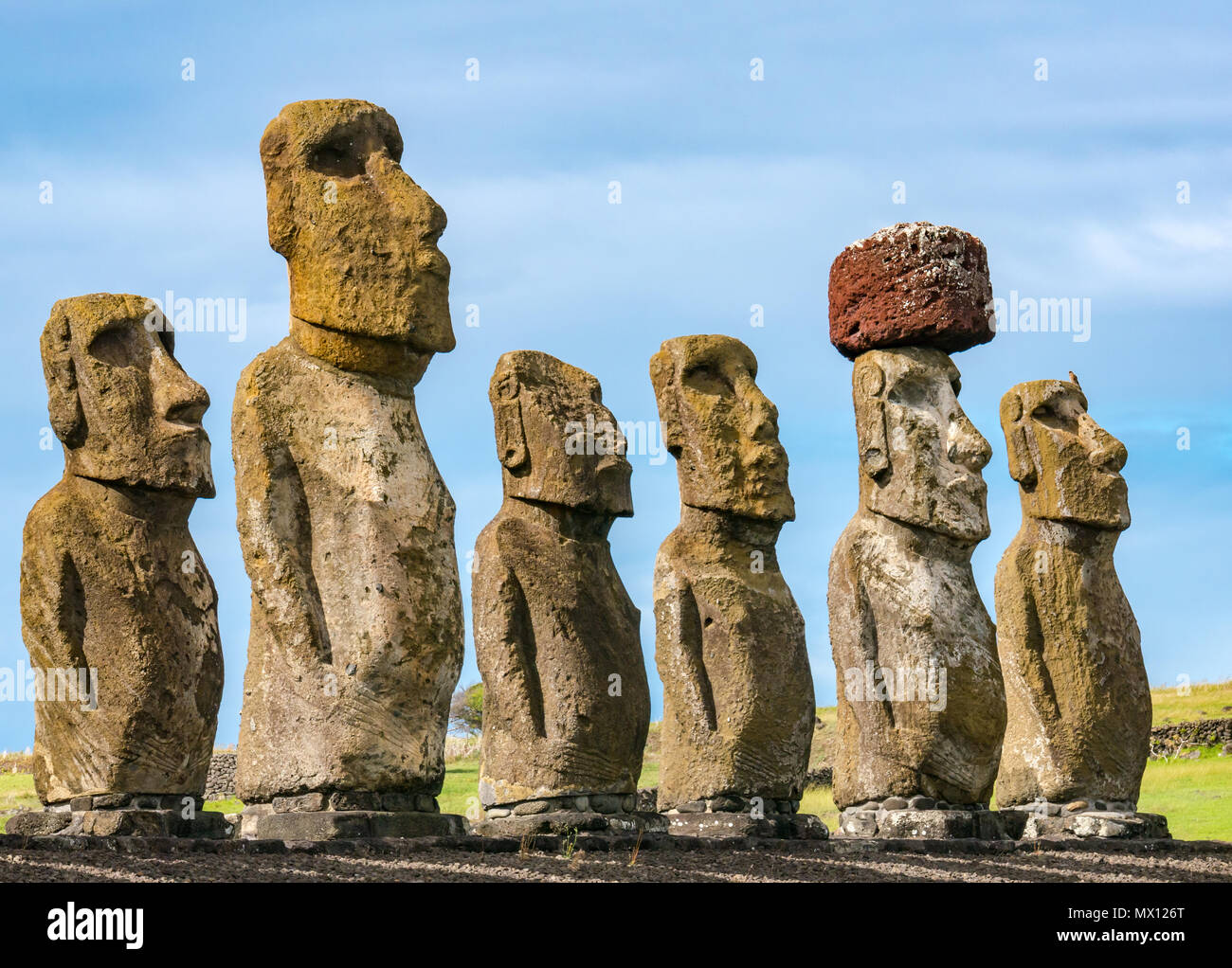 Tongariki Moai, ricostruita più grande Ahu sito archeologico, con rosso scouria topknot, Isola di Pasqua, Rapa Nui, Cile Foto Stock