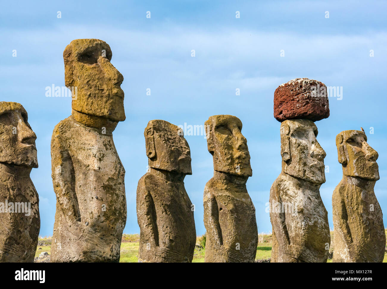 Close up Tongariki Moai, ricostruita più grande Ahu sito archeologico, con rosso scouria topknot, Isola di Pasqua, Rapa Nui, Cile Foto Stock