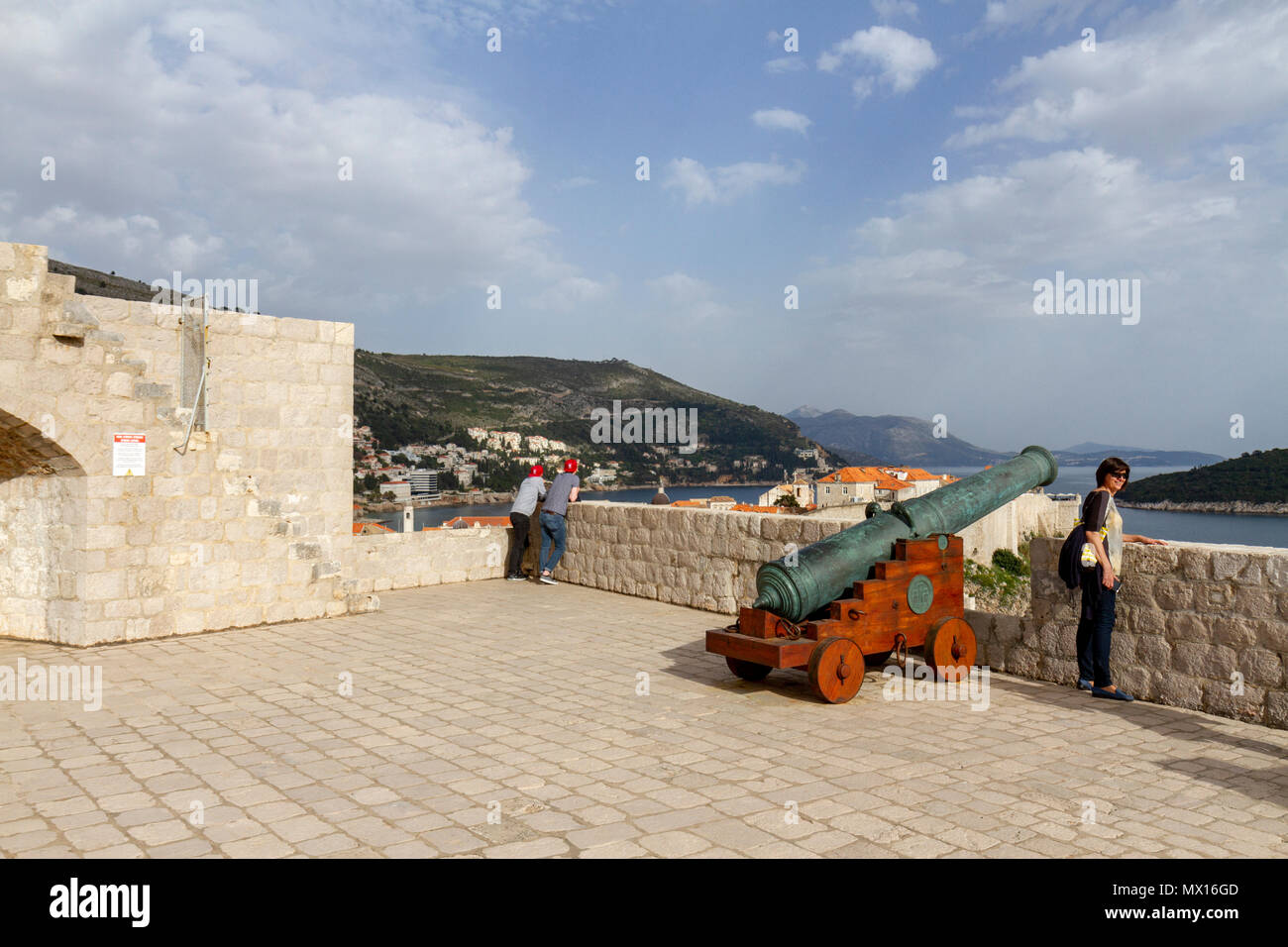 Una canon sul livello superiore della fortezza di Lovrijenac, Dubrovnik, Croazia. Foto Stock