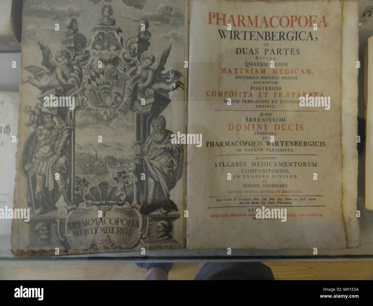 . Basilea - Museo Pharmazie-Historisches Deutsch: Pharmacopoea Wirtenbergica in duas partes, divisia quarum prima, materiam medicam, historico-fisio-medice descriptam, posteriore composita et preparata, modum praeparandi et encheireses, presentano. Jussu serenissimi domini ducid adornata, et Pharmacopoesis Wirtenbergicis in normam praescripta. Accedit, taxa seu pretium medicamentorum. Erhard, Stuttgart 1741 . 6 Ottobre 2012 14:45:05. Utente:Matte 74 Basel 2012-10-06 Parte del lotto 3 (32) Foto Stock