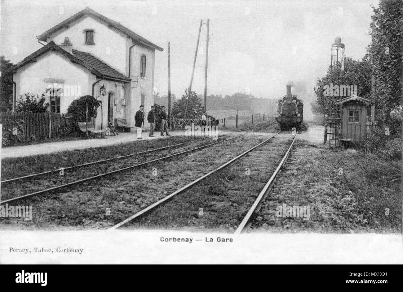 . Français : C'est encore une halte utilisant le bâtiment du garde barrière . Eseguire la scansione le 2012-07-28, carte postale du debutto des années 1900. Indicazione Percey, tabac, Cordenay 235 Gare-Corbenay-halte-CPancienne Foto Stock