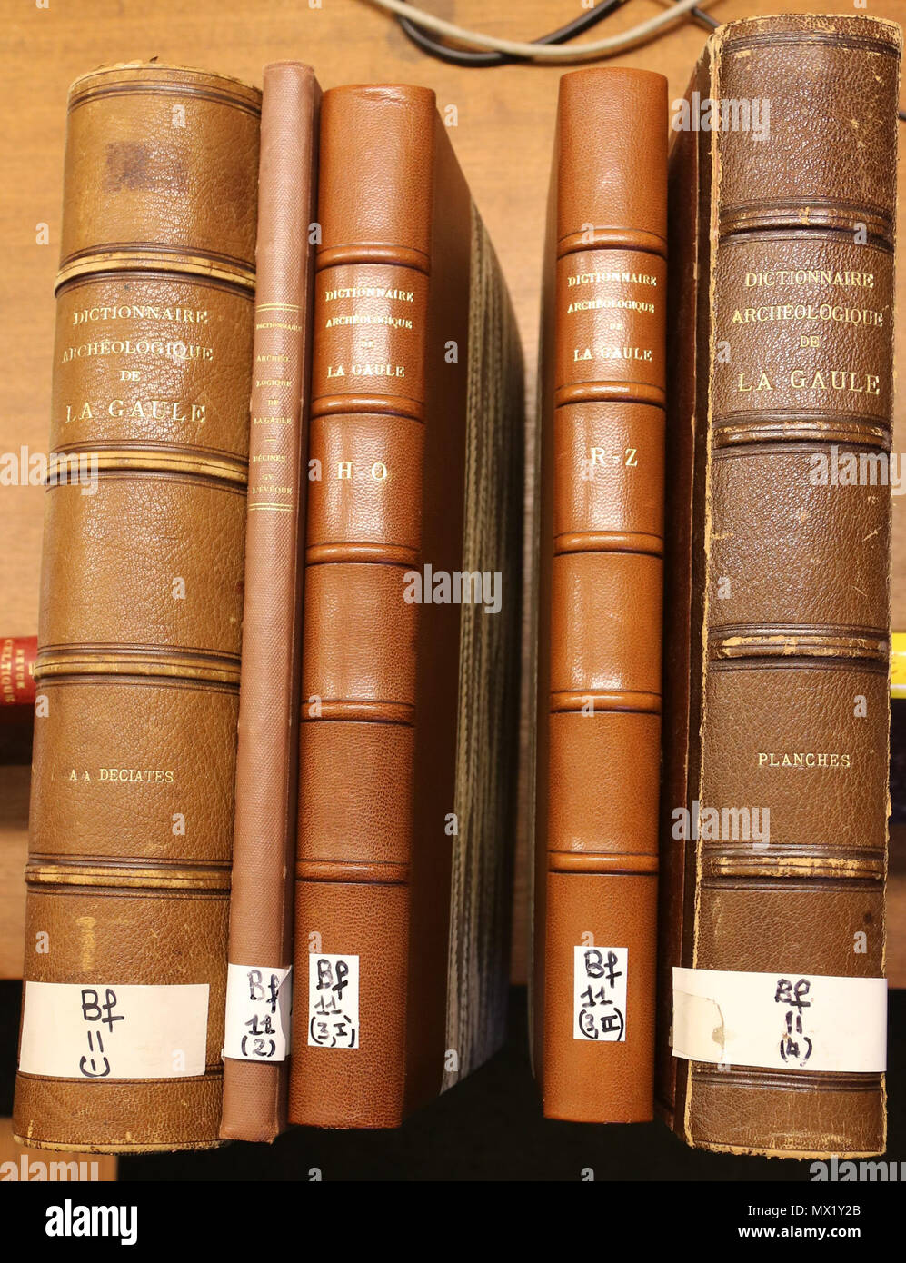 . Français : Dictionnaire archéologique de la Gaule, en 4 volumi + planches, publié par la Commissione instituée au ministère de l'istruzione publique et des Beaux-Arts, 1875. Exemplaire du Musée nationale d'Archéologie . 27 Marzo 2017 16:42:50. Commissione de la topographie de la Gaule 151 Dag-Dictionnaire-archeologique-Gaule Foto Stock