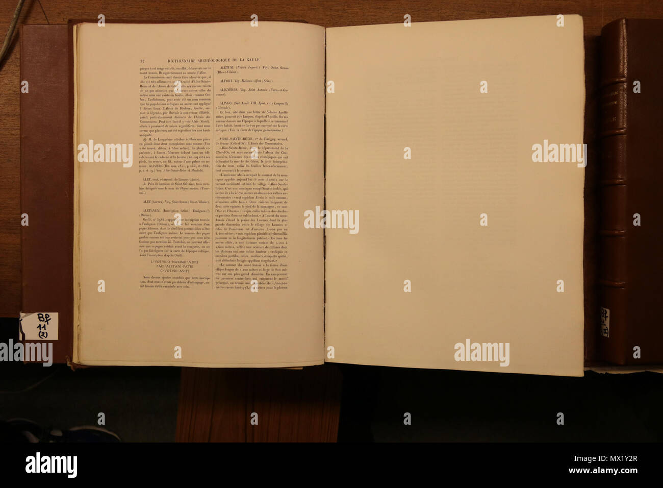 . Français : articolo Alise, Dictionnaire archéologique de la Gaule , publié par la Commissione instituée au ministère de l'istruzione publique et des Beaux-Arts, 1875. Exemplaire du Musée nationale d'Archéologie . 27 Marzo 2017 16:42:50. Commissione de la topographie de la Gaule 151 Dag-Article-Alise Foto Stock