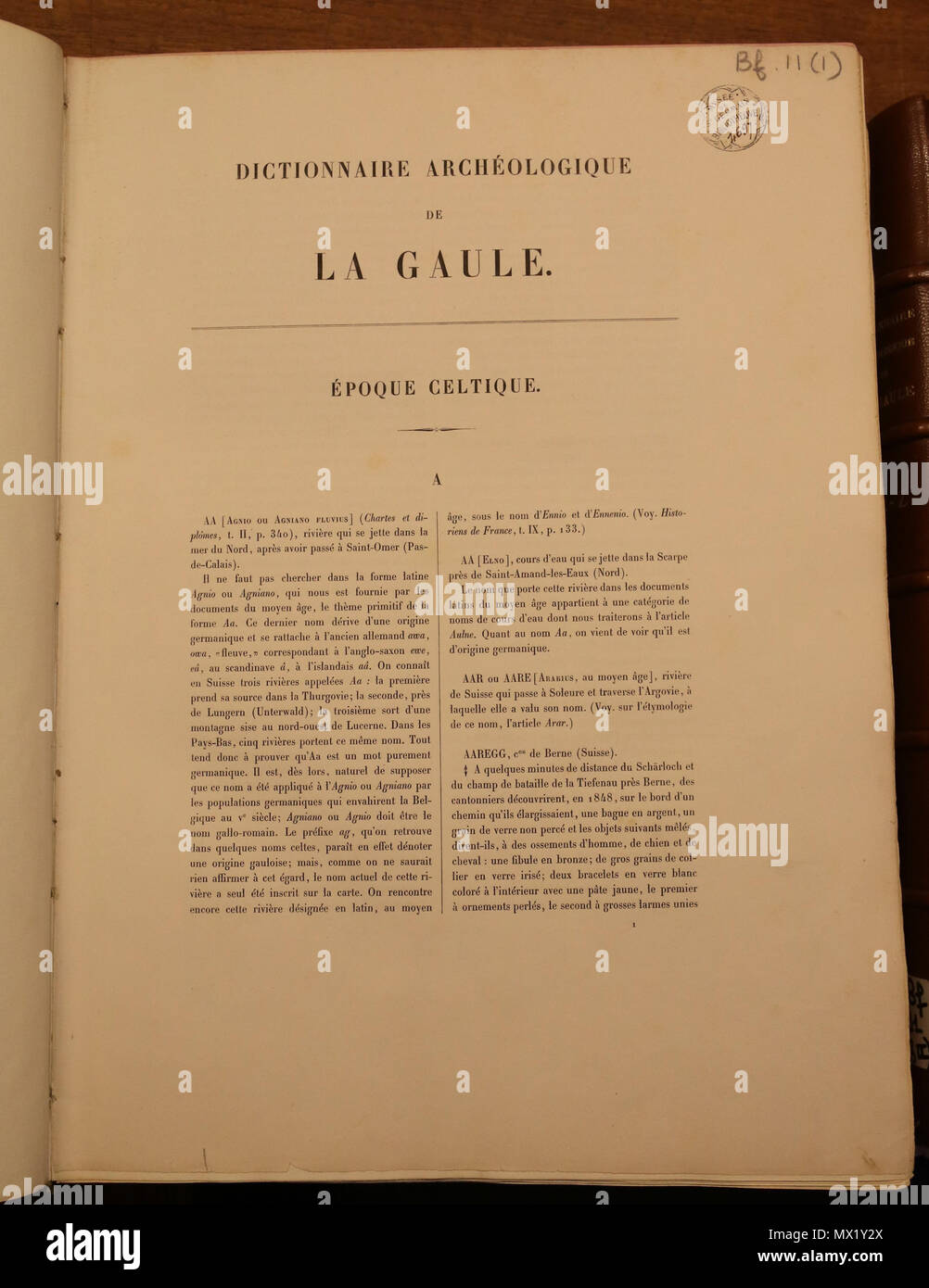 . Français : Dictionnaire archéologique de la Gaule, volume un à D, publié par la Commissione instituée au ministère de l'istruzione publique et des Beaux-Arts, 1875. Exemplaire du Musée nationale d'Archéologie . 27 Marzo 2017 16:42:50. Commissione de la topographie de la Gaule 151 Dag-Dictionnaire-1-A-D Foto Stock