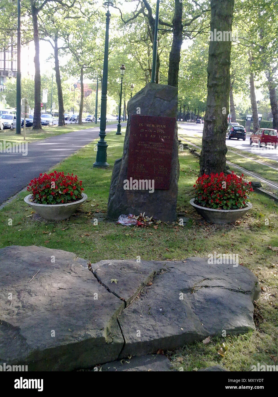 . Français : Monument à l'équipage d'onu bombardier US Air Force tombé Bld Du Souverain le 23 juin 1944. Equipage : prisonniers: D. Mc Clenny, L. Hampton, Tués: C. Black, M. Kern, J. Monroe, H. Sumoski, I. Swan, M. Trotta, A. Vincent, T. Yandoh inglese: Monumento all'equipaggio della US Air Force aereo caduto su 'Souverain Boulevard' 23 giugno 1944. Essi sono : prisonners: D. Mc Clenny, L. Hampton, morto : C. Nero, M. Kern, J. Monroe, H. Sumoski, I. Swan, M. Trotta, A. Vincent, T. Yandoh . 6. settembre 2012, 17:20:01. Olnnu 15 23giu1944 Bld Souverain (1) Foto Stock