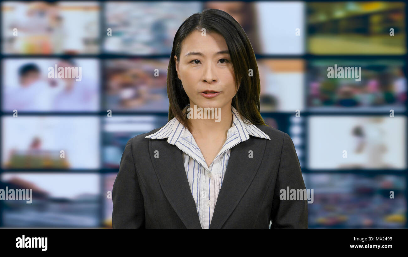 Americano asiatico anchorwoman in studio TV Foto Stock