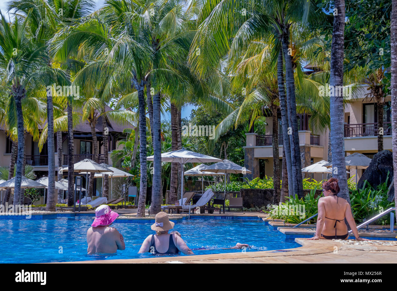 Balaclava, Mauritius - gli ospiti di relax presso la piscina presso il Westin Turtle Bay Resort and Spa immagine con spazio copia in formato orizzontale Foto Stock