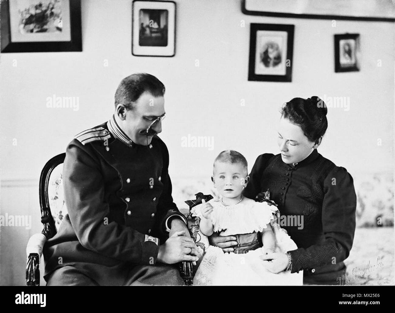 . Русский: Герцог Георгий Георгиевич Мекленбург-Стрелицкий (1859-1909) с женой графиней Натальей Фёдоровной Карловой (1858-1921) и сыном Георгом Александром (1899-1963) . circa 1900 года. Sconosciuto 410 MecklenburgGG Foto Stock