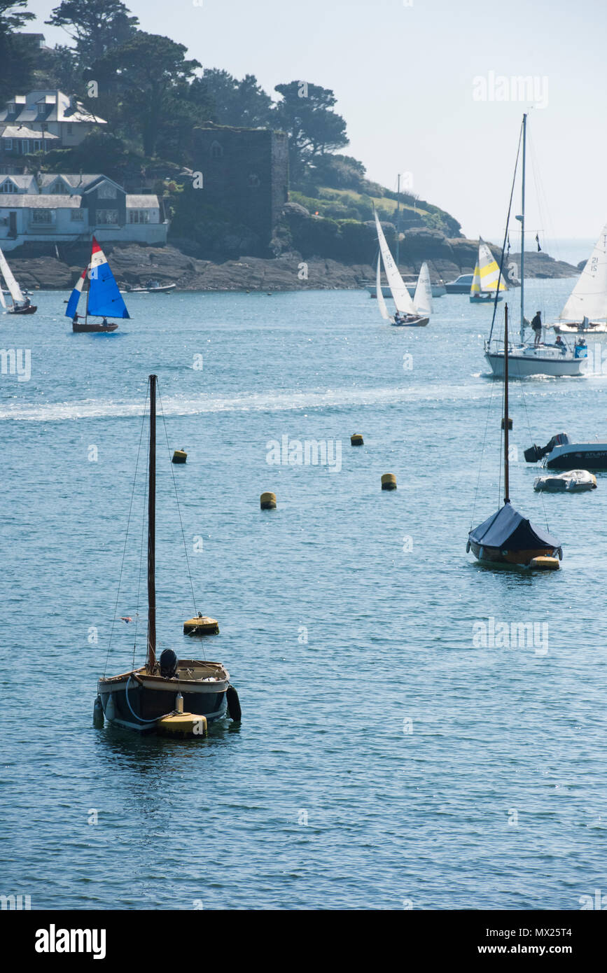 Barche a vela nel porto a Fowey, Cornwall, Regno Unito. Foto Stock