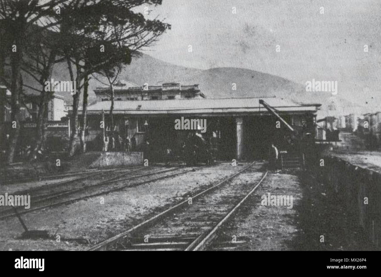 . Inglese: Città del Capo prima stazione ferroviaria. Visto dalla direzione del Castello. Piccola struttura rudimentale sostituita nel 1875 dalla pietra più grande edificio Vittoriano. Cape Colony archivi. Cape Town. Il 5 marzo 2012. Anonimo 3 1 Città del Capo prima stazione ferroviaria - Vista dal castello - Archivi del capo 3 Foto Stock