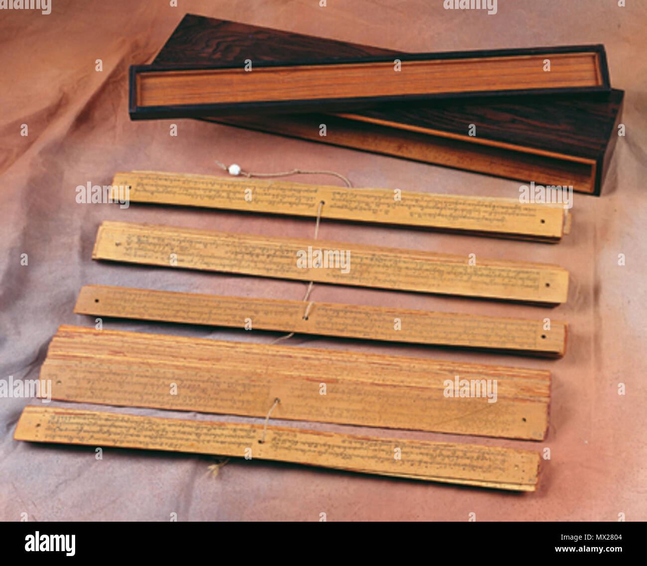 . Bahasa Indonesia: Naskah lontar Kakawin Nagarakertagama. Inglese: Kakawin Nagarakertagama in palmleaf manoscritto chiamato lontar. 11 ottobre 2013, 00:56:58. Sconosciuto 436 Nagarakertagama Foto Stock